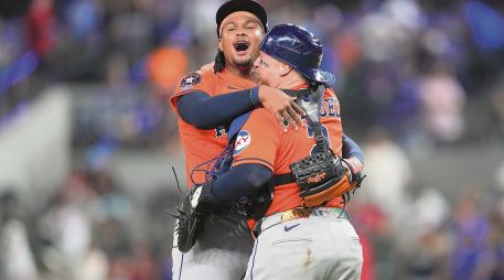Alimber Santa. El relevista de Houston (izquierda) logró terminar la faena al retirar en orden a los seis bateadores que enfrentó ayer en Arlington. AP