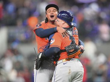 Alimber Santa. El relevista de Houston (izquierda) logró terminar la faena al retirar en orden a los seis bateadores que enfrentó ayer en Arlington. AP