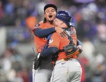 Alimber Santa. El relevista de Houston (izquierda) logró terminar la faena al retirar en orden a los seis bateadores que enfrentó ayer en Arlington. AP