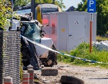 Una cámara de seguridad allí mostró que el autobús, que llevaba un total de nueve personas a bordo, todavía se estaba moviendo cuando el tren lo embistió. EFE/O. MATTHYS