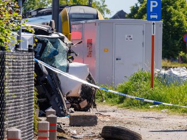 Una cámara de seguridad allí mostró que el autobús, que llevaba un total de nueve personas a bordo, todavía se estaba moviendo cuando el tren lo embistió. EFE/O. MATTHYS