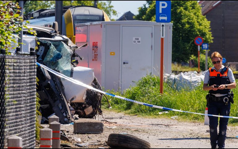 Una cámara de seguridad allí mostró que el autobús, que llevaba un total de nueve personas a bordo, todavía se estaba moviendo cuando el tren lo embistió. EFE/O. MATTHYS