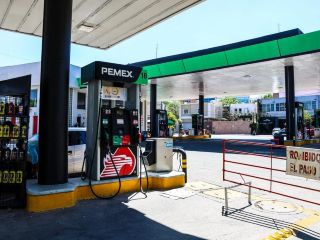 Este martes en Jalisco los precios promedio son de 23.99 pesos por litro para la gasolina regular, 29.27 para la Premium y 27.45 para el diésel. EL INFORMADOR / A. Navarro