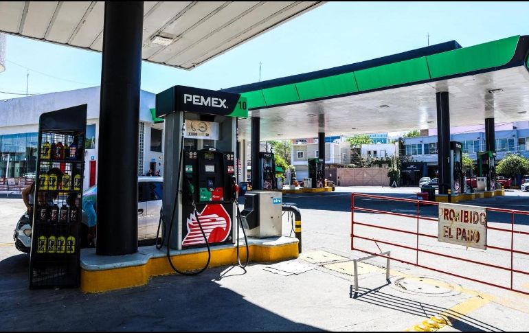 Este martes en Jalisco los precios promedio son de 23.99 pesos por litro para la gasolina regular, 29.27 para la Premium y 27.45 para el diésel. EL INFORMADOR / A. Navarro