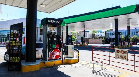Este martes en Jalisco los precios promedio son de 23.99 pesos por litro para la gasolina regular, 29.27 para la Premium y 27.45 para el diésel. EL INFORMADOR / A. Navarro