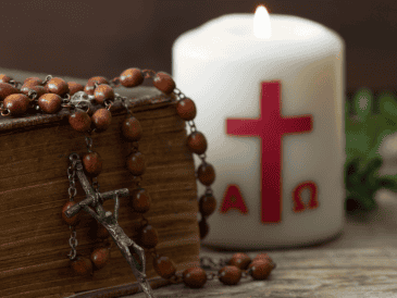 El cirio pascual, aunque permanece silencioso gran parte del año, continúa siendo uno de los objetos más representativos de la fe cristiana y uno de los símbolos centrales de la resurrección dentro de la tradición católica. CANVA