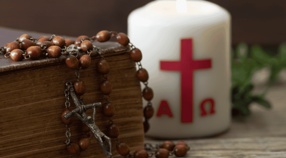 El cirio pascual, aunque permanece silencioso gran parte del año, continúa siendo uno de los objetos más representativos de la fe cristiana y uno de los símbolos centrales de la resurrección dentro de la tradición católica. CANVA