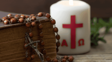 El cirio pascual, aunque permanece silencioso gran parte del año, continúa siendo uno de los objetos más representativos de la fe cristiana y uno de los símbolos centrales de la resurrección dentro de la tradición católica. CANVA
