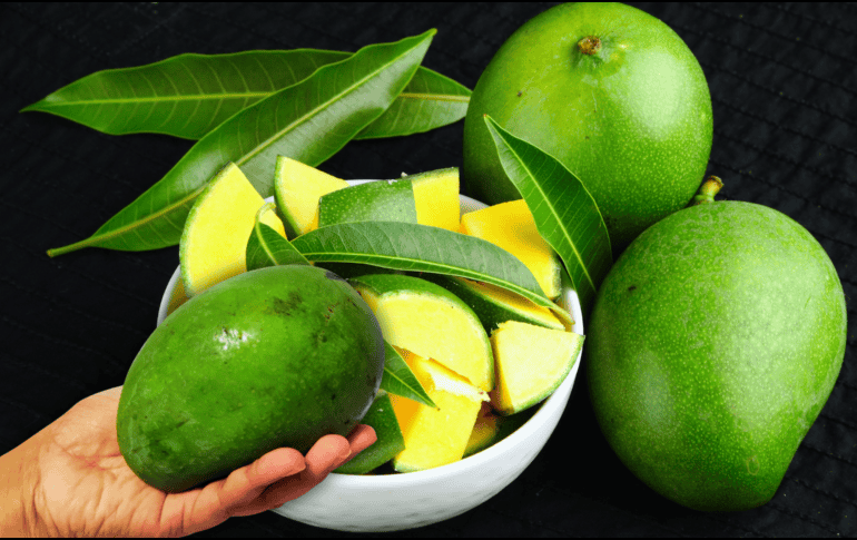 Cuando el mango está verde, su pulpa contiene una cantidad significativamente menor de azúcar, lo que se traduce en un índice glucémico mucho más bajo en comparación con su versión madura. ESPECIAL / CANVA