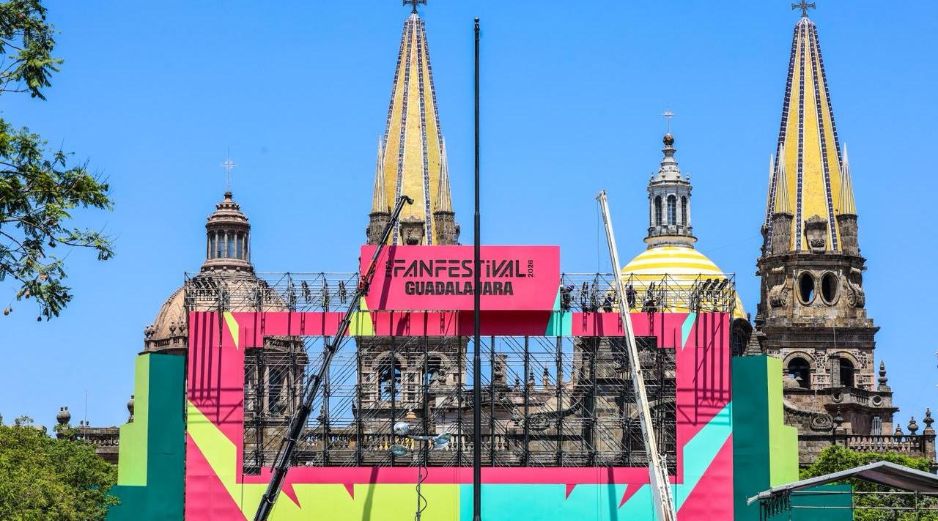 Las torres de la Catedral de Guadalajara enmarcan la instalación del FIFA Fan Festival 2026, cuya estructura se levanta en el Centro Histórico para recibir a aficionados durante la Copa del Mundo. EL INFORMADOR / A. Navarro