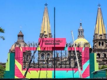 Las torres de la Catedral de Guadalajara enmarcan la instalación del FIFA Fan Festival 2026, cuya estructura se levanta en el Centro Histórico para recibir a aficionados durante la Copa del Mundo. EL INFORMADOR / A. Navarro