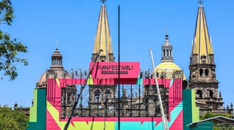 Las torres de la Catedral de Guadalajara enmarcan la instalación del FIFA Fan Festival 2026, cuya estructura se levanta en el Centro Histórico para recibir a aficionados durante la Copa del Mundo. EL INFORMADOR / A. Navarro