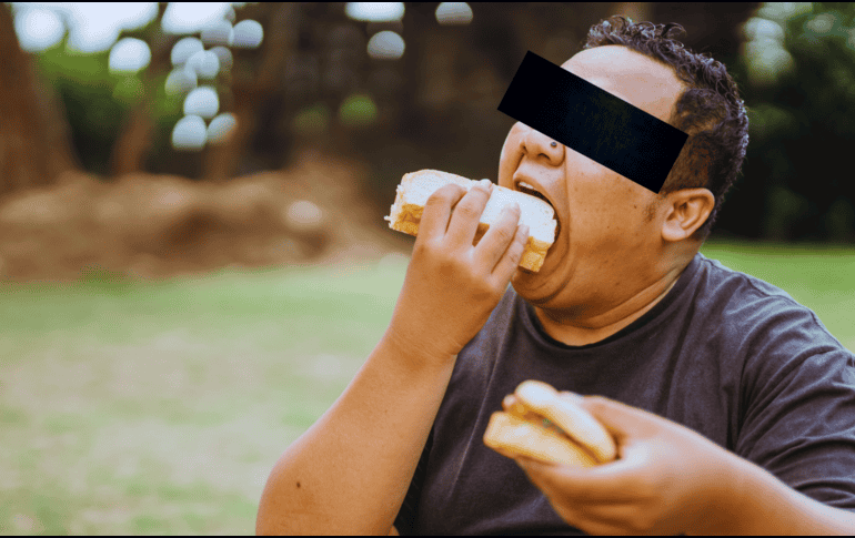 Quien come compulsivamente suele intentar gestionar traumas no resueltos, evadir la soledad o silenciar una ansiedad abrumadora que no puede expresar con palabras. ESPECIAL / CANVA