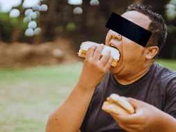 Quien come compulsivamente suele intentar gestionar traumas no resueltos, evadir la soledad o silenciar una ansiedad abrumadora que no puede expresar con palabras. ESPECIAL / CANVA