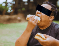 Quien come compulsivamente suele intentar gestionar traumas no resueltos, evadir la soledad o silenciar una ansiedad abrumadora que no puede expresar con palabras. ESPECIAL / CANVA