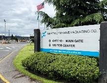 Exterior de la planta procesadora de papel Nippon Dynawave Packaging Co., tras la implosión de un tanque químico, el martes 26 de mayo de 2026, en Longview, Washington. AP/C. Rush