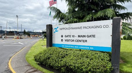Exterior de la planta procesadora de papel Nippon Dynawave Packaging Co., tras la implosión de un tanque químico, el martes 26 de mayo de 2026, en Longview, Washington. AP/C. Rush