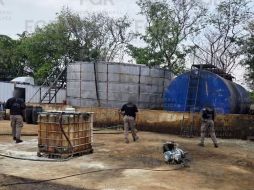 Entre los objetos asegurados por la FGR se encuentran 20 tractocamiones y 12 tanques de almacenamiento. ESPECIAL/FGR