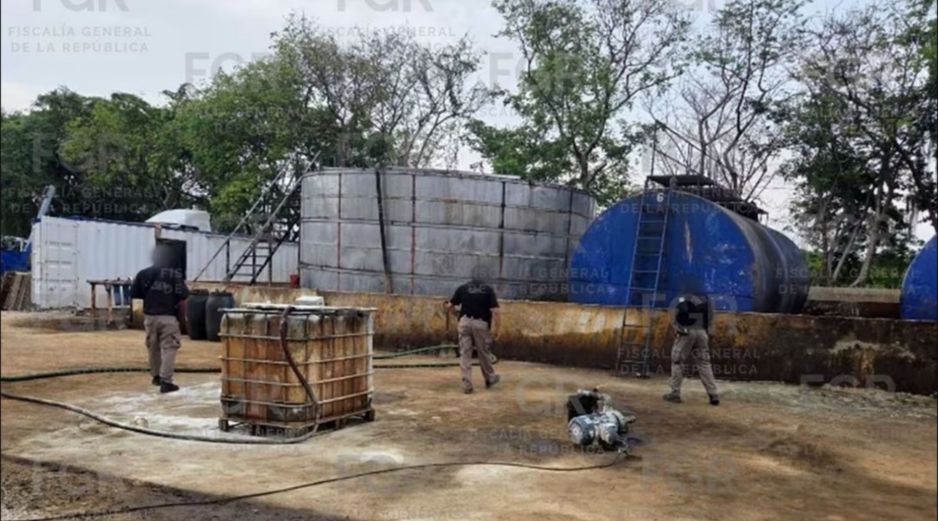 Entre los objetos asegurados por la FGR se encuentran 20 tractocamiones y 12 tanques de almacenamiento. ESPECIAL/FGR