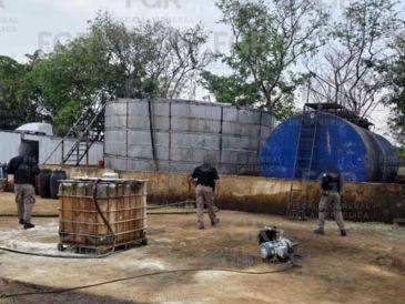 Entre los objetos asegurados por la FGR se encuentran 20 tractocamiones y 12 tanques de almacenamiento. ESPECIAL/FGR