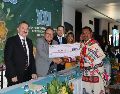 Personalidades del sector educativo, formaron parte del presídium y hacen entrega simbólica a representante de la región Norte.