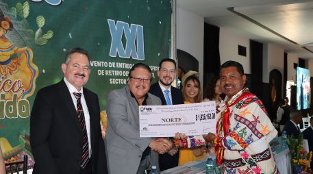 Personalidades del sector educativo, formaron parte del presídium y hacen entrega simbólica a representante de la región Norte.
