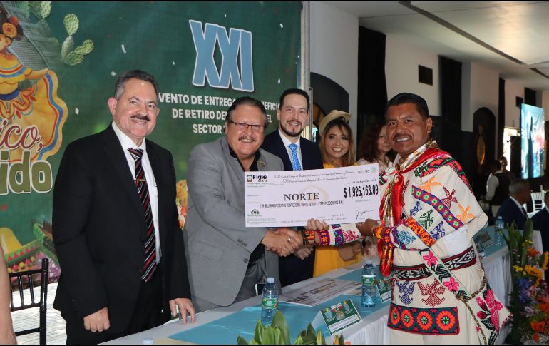 Personalidades del sector educativo, formaron parte del presídium y hacen entrega simbólica a representante de la región Norte. CORTESÍA.
