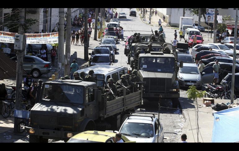 Además de los detenidos, agentes incautaron tres fusiles, una pistola y droga. EFE/ARCHIVO
