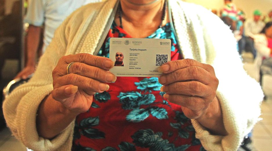 La credencial vigente del INAPAM representa el único requisito para acceder a las promociones durante todo junio. EL INFORMADOR/ARCHIVO