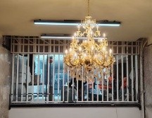 Aunque el candelabro le da un toque elegante a las instalaciones, algunos internautas dudaron que dure mucho en el lugar. SUN/ESPECIAL