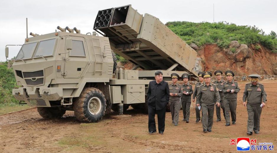 Fotografía cedida por la Agencia estatal de noticias norcoreana KCNA que muestra al líder del país, Kim Jong-un (i), durante el lanzamiento de misiles y cohetes en Pionyang. EFE/KCNA