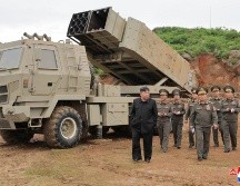 Fotografía cedida por la Agencia estatal de noticias norcoreana KCNA que muestra al líder del país, Kim Jong-un (i), durante el lanzamiento de misiles y cohetes en Pionyang. EFE/KCNA