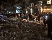 Unos palestinos inspeccionan el lugar donde se produjo un ataque aéreo israelí en Ciudad de Gaza el martes 26 de mayo de 2026. AP/J. Alshrafi