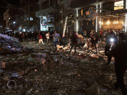 Unos palestinos inspeccionan el lugar donde se produjo un ataque aéreo israelí en Ciudad de Gaza el martes 26 de mayo de 2026. AP/J. Alshrafi