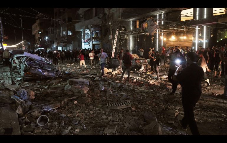 Unos palestinos inspeccionan el lugar donde se produjo un ataque aéreo israelí en Ciudad de Gaza el martes 26 de mayo de 2026. AP/J. Alshrafi