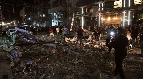 Unos palestinos inspeccionan el lugar donde se produjo un ataque aéreo israelí en Ciudad de Gaza el martes 26 de mayo de 2026. AP/J. Alshrafi