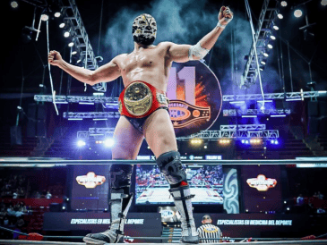 El Consejo Mundial de Lucha Libre decidió calentar motores con un encuentro poco habitual: una “cascarita” entre luchadores y representantes de los medios de comunicación. CMLL