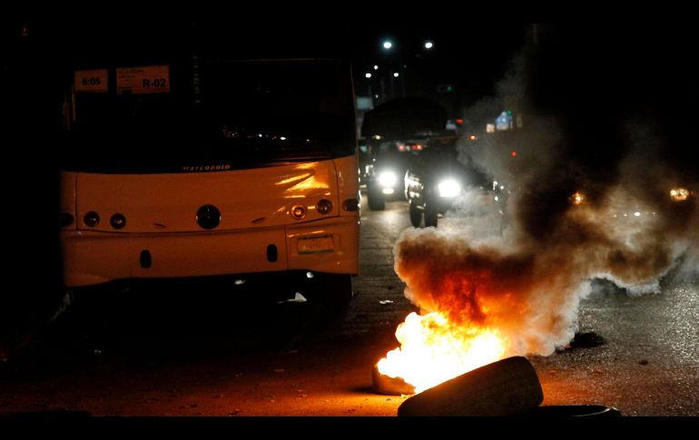 Al menos 9 vehículos fueron incendiados en Colima durante los bloqueos, señalan informes extraoficiales. EFE/ARCHIVO