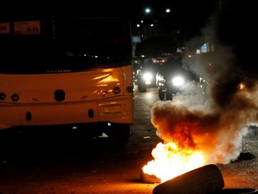 Al menos 9 vehículos fueron incendiados en Colima durante los bloqueos, señalan informes extraoficiales. EFE/ARCHIVO