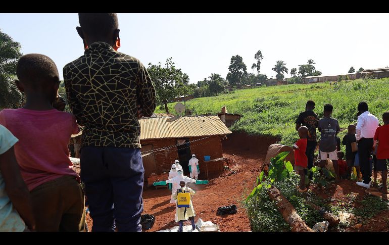 Trabajadores médicos portan trajes de protección mientras son desinfectados previo al entierro de una víctima de ébola, en Mongbwalu, en la provincia de Ituri, en el Congo. XINHUA/STR