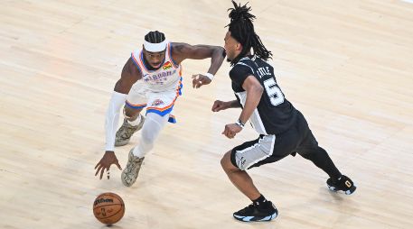 Shai Gilgeous-Alexander lideró al Thunder con 32 puntos en un juego clave para tomar ventaja de 3-2 sobre San Antonio. EFE/ M. SOLDI.