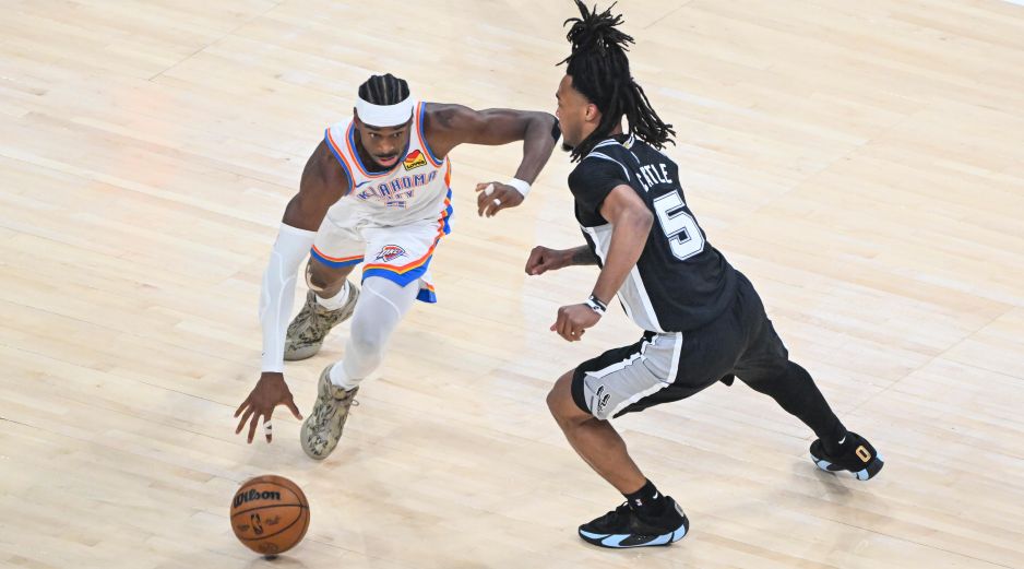 Shai Gilgeous-Alexander lideró al Thunder con 32 puntos en un juego clave para tomar ventaja de 3-2 sobre San Antonio. EFE/ M. SOLDI.