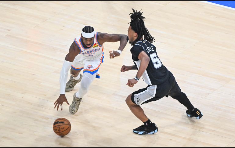 Shai Gilgeous-Alexander lideró al Thunder con 32 puntos en un juego clave para tomar ventaja de 3-2 sobre San Antonio. EFE/ M. SOLDI.