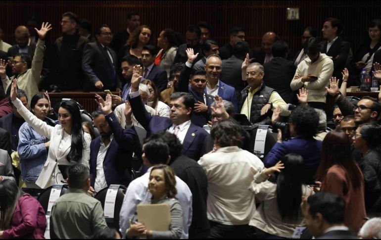 La reforma fue aprobada en lo general por 341 votos a favor y 124 en contra; las reservas al dictamen serán discutidas mañana, a partir de las 09:00 horas. SUN/C. Mejía