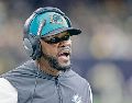Brian Flores demandó a la NFL y a tres equipos en febrero de 2022 por presunto racismo. AP
