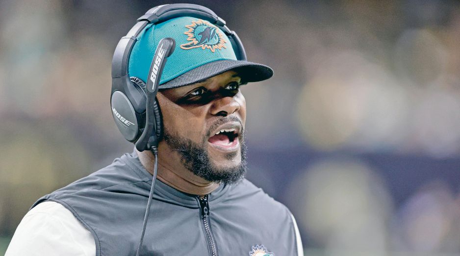 Brian Flores demandó a la NFL y a tres equipos en febrero de 2022 por presunto racismo. AP
