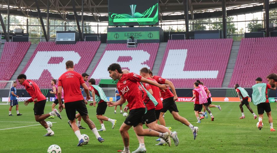Jugadores del Rayo entrenan en la cancha del estadio de Leipzig para la final de la Conference League. EFE/F. Singer