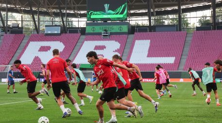 Jugadores del Rayo entrenan en la cancha del estadio de Leipzig para la final de la Conference League. EFE/F. Singer