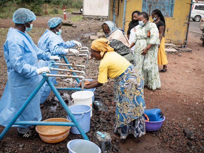 Los habitantes se lavan las manos en un puesto de control establecido como medida preventiva contra la propagación del ébola en Kanyaruchinya, cerca de Goma, en Kivu del Norte, República Democrática del Congo. EFE/M. JEANNE