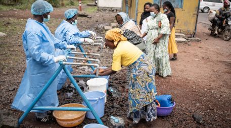 Los habitantes se lavan las manos en un puesto de control establecido como medida preventiva contra la propagación del ébola en Kanyaruchinya, cerca de Goma, en Kivu del Norte, República Democrática del Congo. EFE/M. JEANNE
